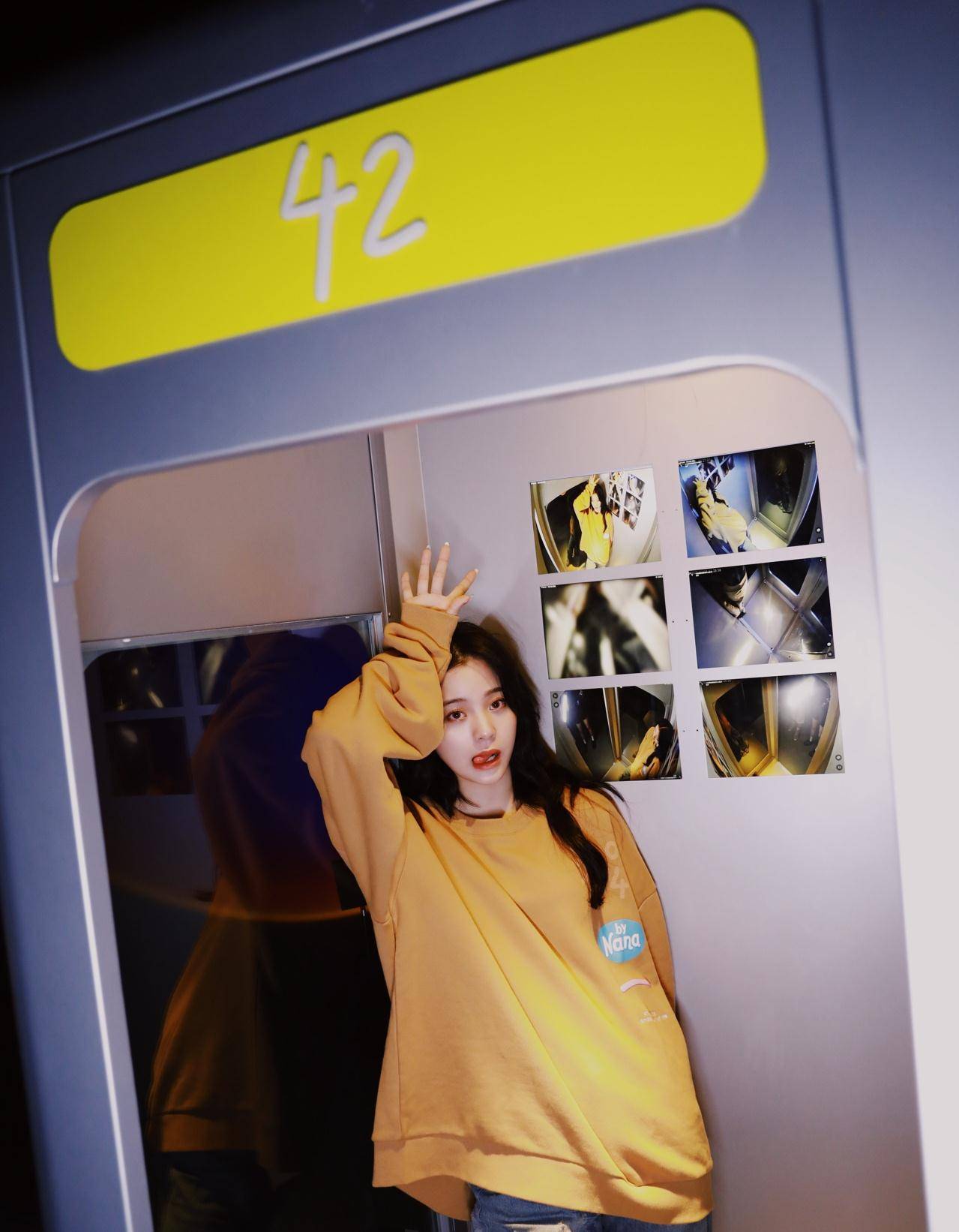 原创欧阳娜娜艺术展造型穿卫衣配牛仔裤网友初中生都没她美