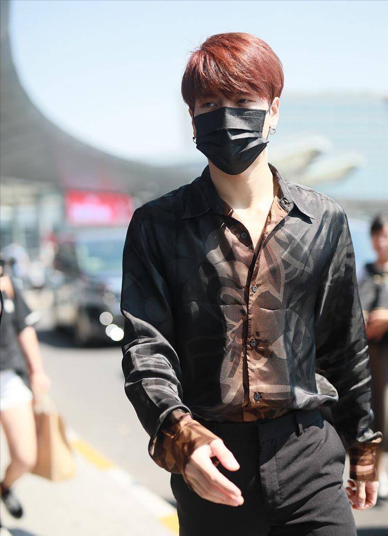 原创王嘉尔时尚穿搭太诱惑衬衫硬是穿成v领葡萄紫穿搭好时尚