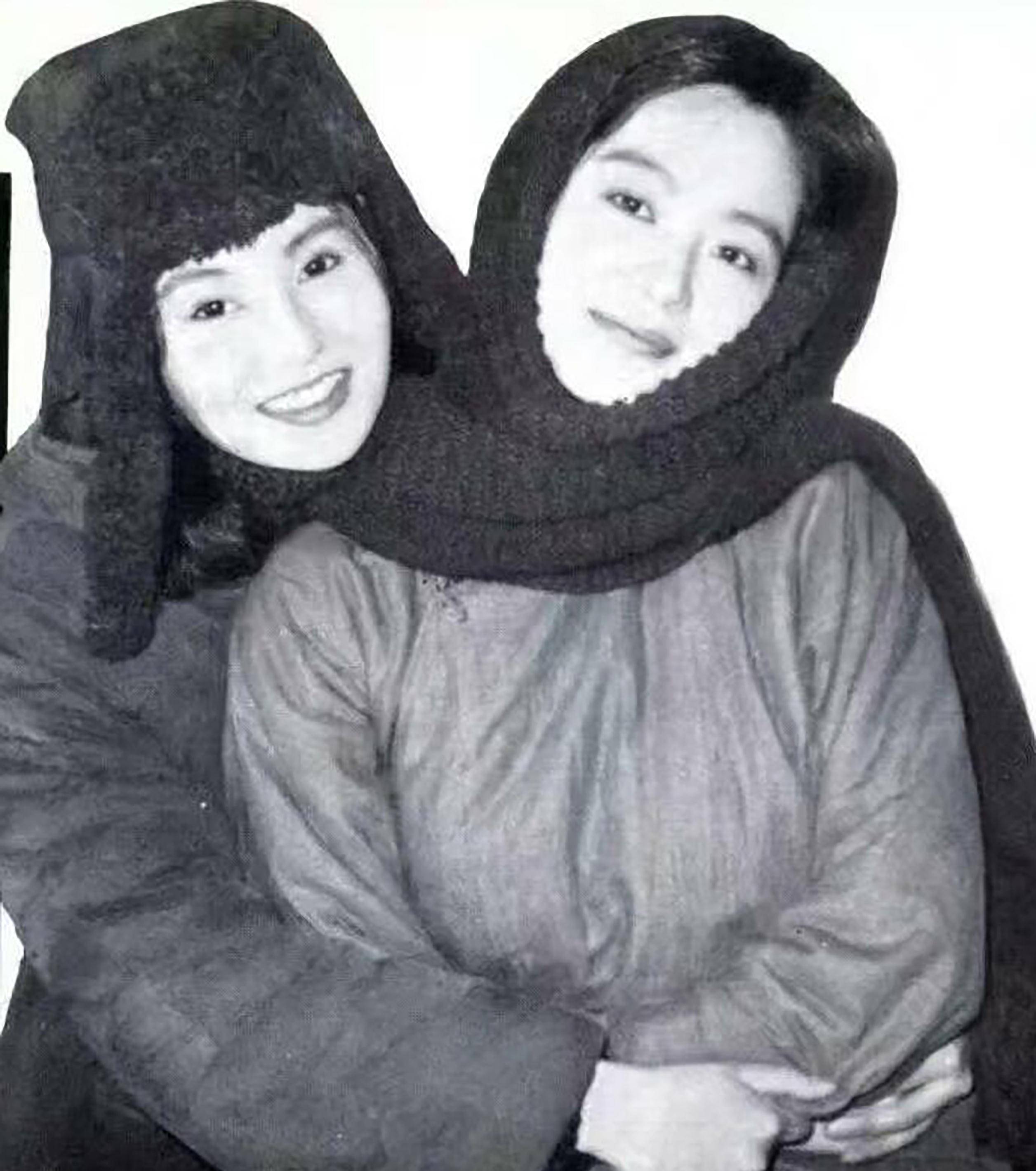 原创无法重拍的瞬间吸烟的梅艳芳打乒乓球的翁美玲穿军装扭秧歌的