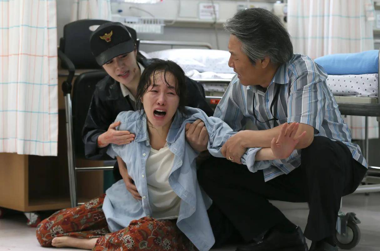 严智苑当年在《素媛》饰演女一号,素媛的母亲,在女儿受伤后悲痛欲绝