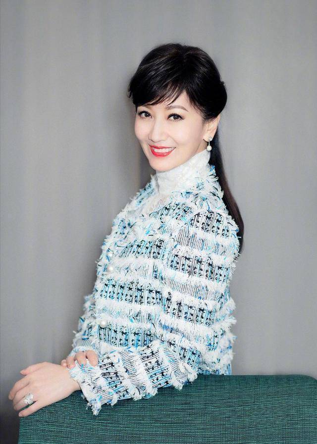 50岁女性如何穿得大气优雅看赵雅芝给我们做示范优雅显高级