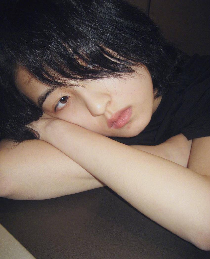 张子枫晒新发型自拍,素颜出镜状态超好,离开美颜滤镜皮肤好真实_照片