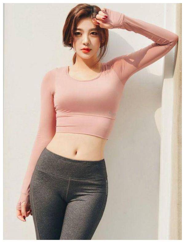 街拍:格外靓丽的美女,穿搭时尚,清纯迷人,非常显气质_紧身_女性_身材