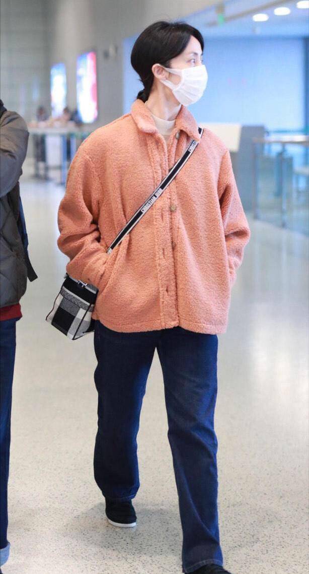 原创孙莉低调现身机场穿羊羔毛外套配牛仔裤素颜出镜的她格外抢眼