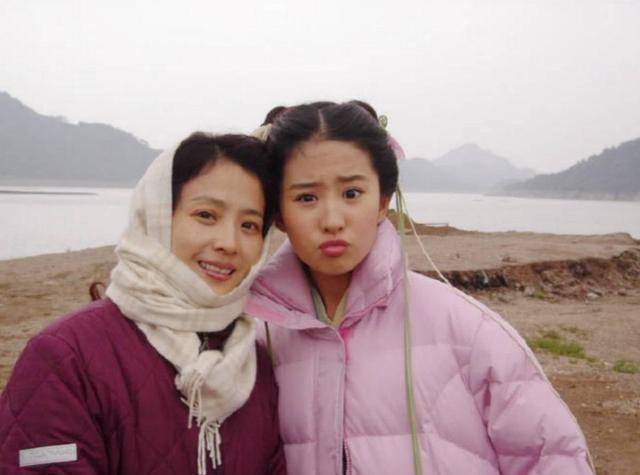 刘亦菲被称神仙姐姐看到妈妈照片网友让人脸红