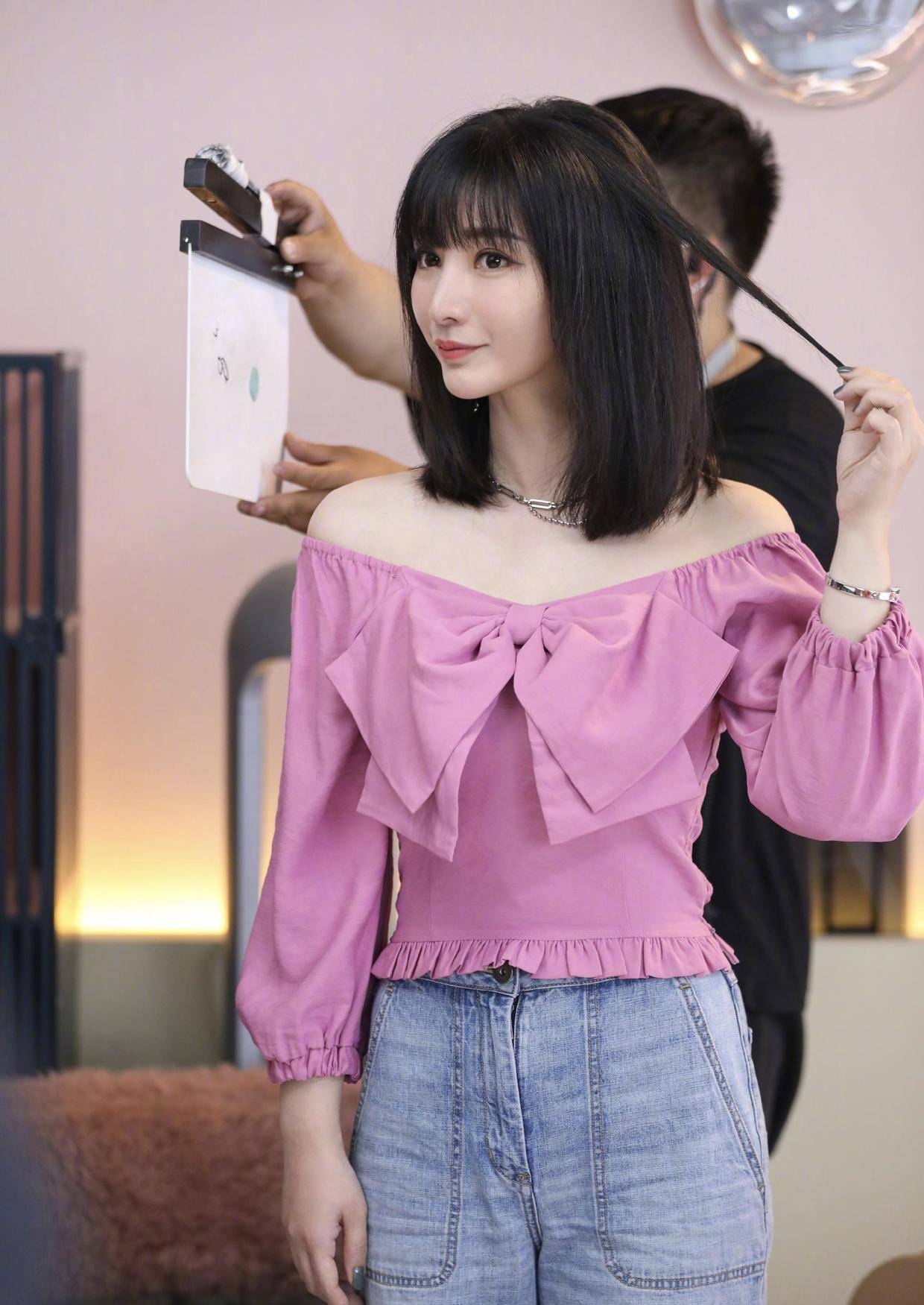 原创柳岩身材凹凸有致穿粉色连衣裙甜美可爱时尚程度令人羡慕