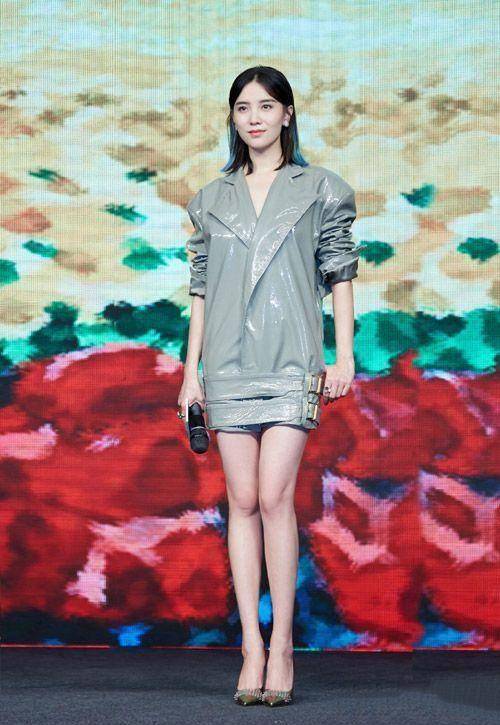 原创宋佳为了凹造型穿了两件西装好奇丝带是怎么塞进裤子里的