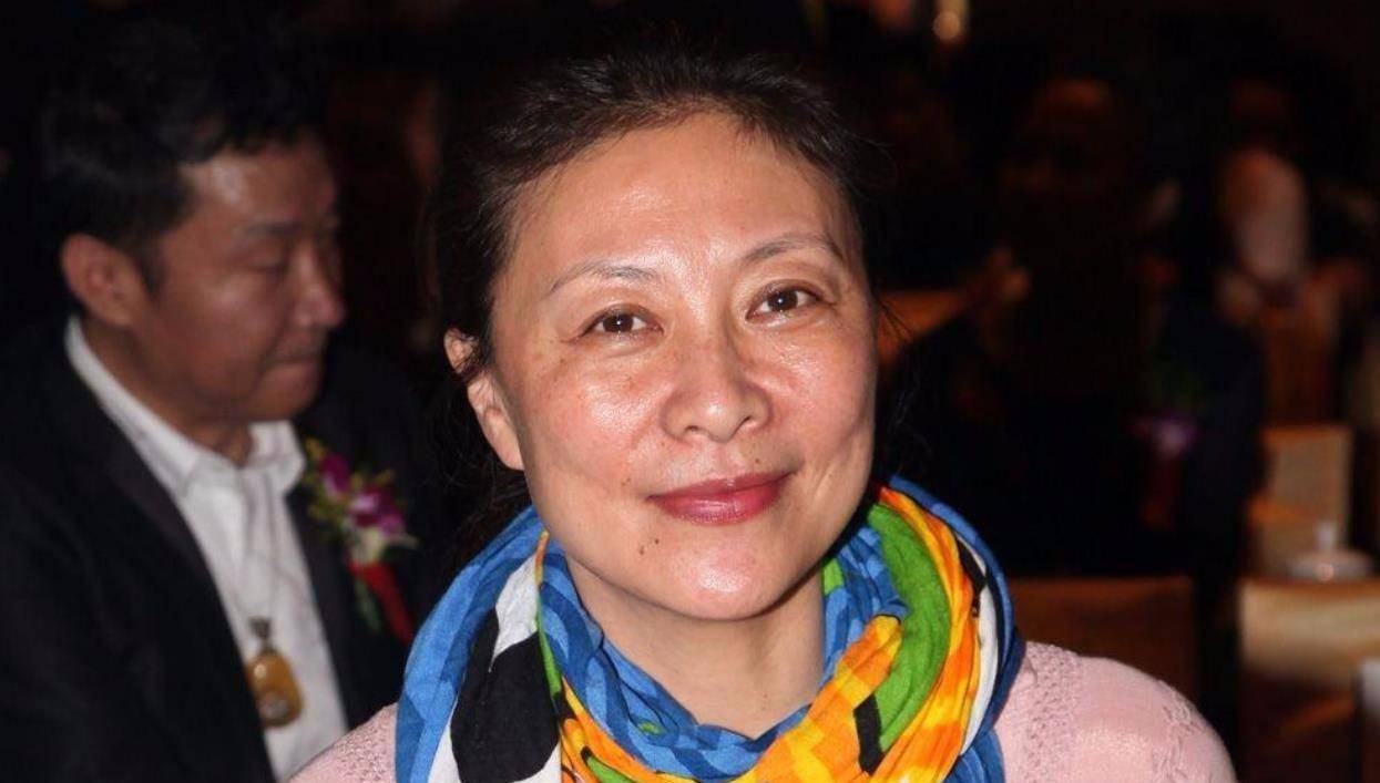 原创58岁岳红近照曝光身轻如燕气质出众一双长腿又细又直似少女