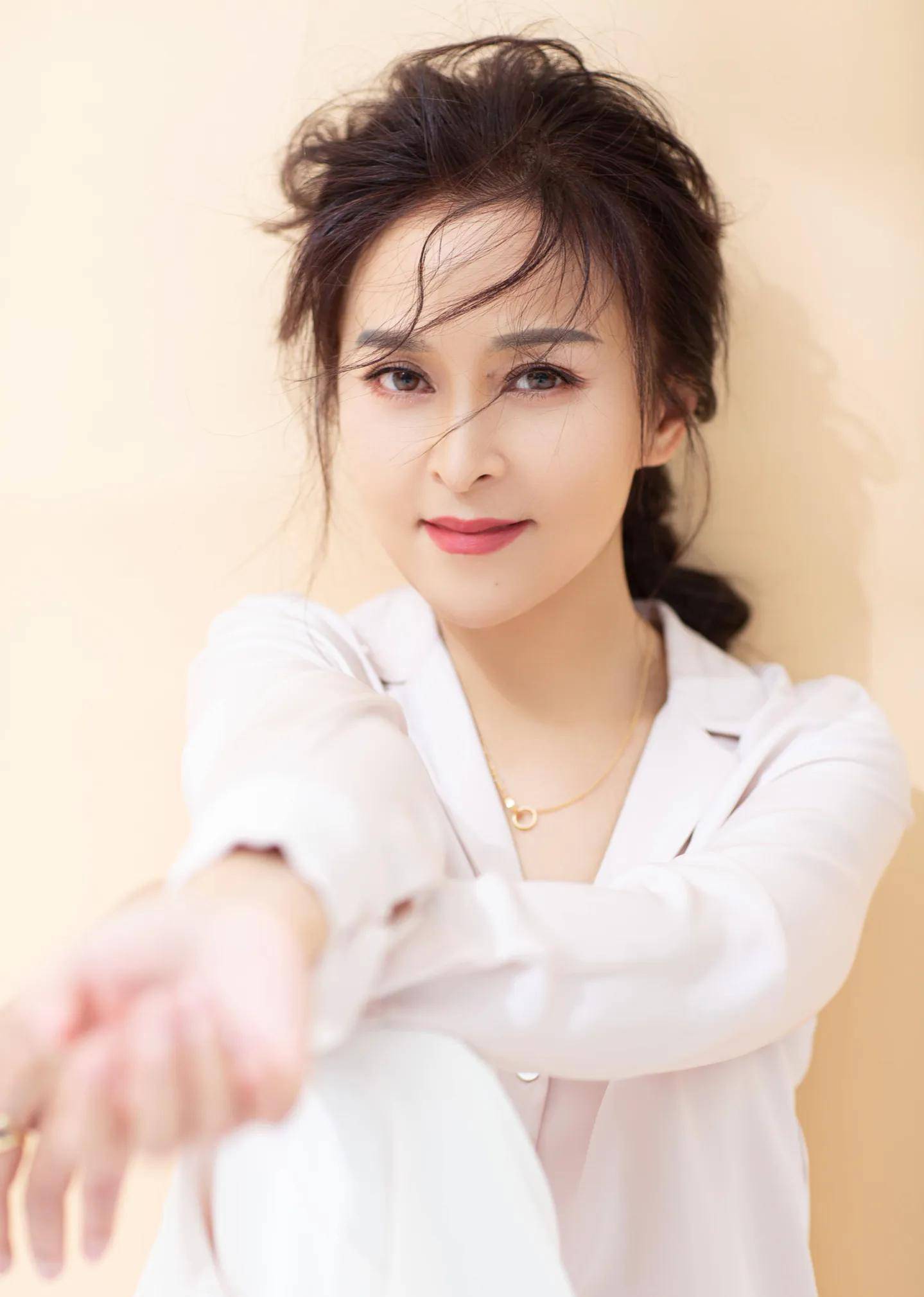 何音:跟黄志忠十三年生一子,离婚后嫁小9岁老公,仍幸福美满_琼瑶_角色