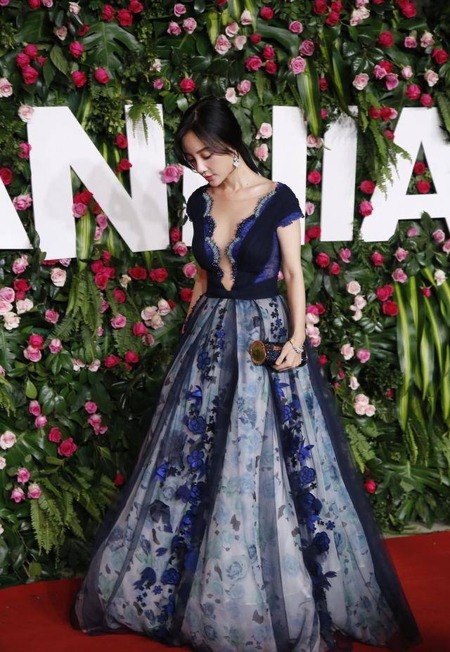 原创李小璐真是美艳穿深蓝色礼服高贵优雅深v领更是大胆张扬