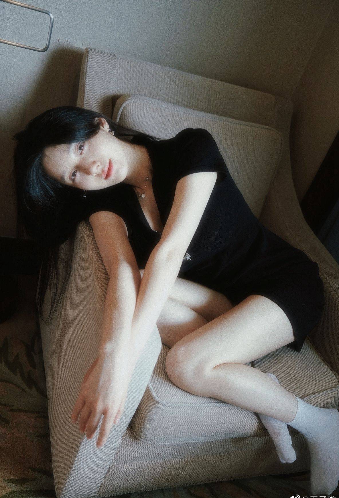 王子璇黑色连衣裙性感美腿写真