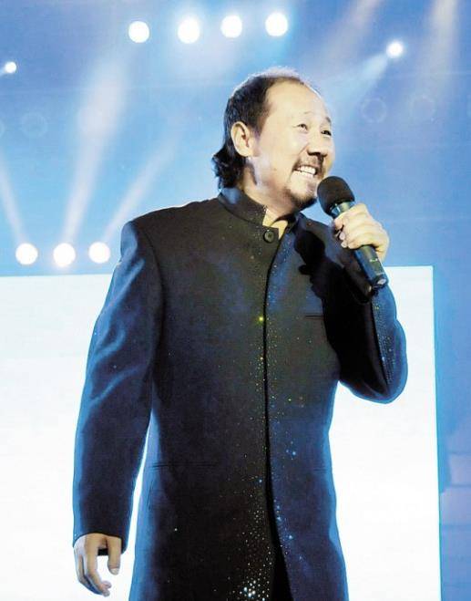 原创61岁腾格尔现身商演捞金人气高引观众狂拍家宅曝光略显朴素