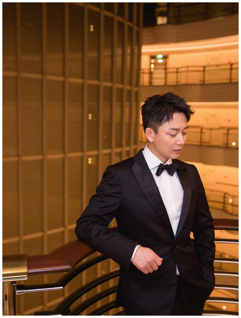 "大叔"刘奕君同框王祖蓝,演绎17cm身高差,单手勾肩超有男人味_魅力
