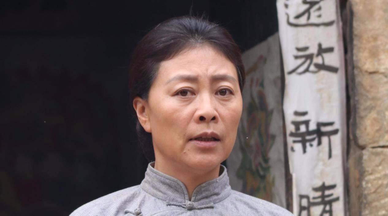 原创58岁岳红近照曝光身轻如燕气质出众一双长腿又细又直似少女