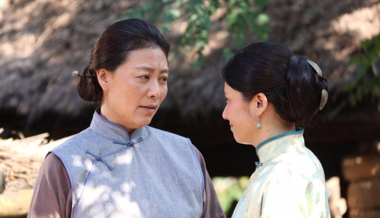 原创58岁岳红近照曝光身轻如燕气质出众一双长腿又细又直似少女