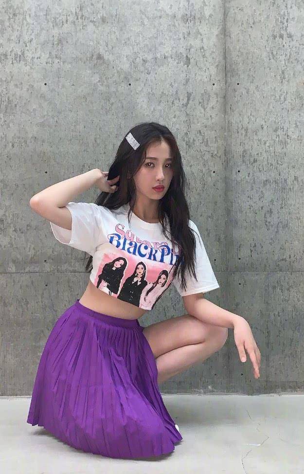 都说虞书欣胖了?当她穿上15厘米短装,秀出的腰却让女生崩溃_身材_白色