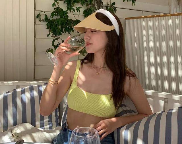 吴千语泳池靓照!