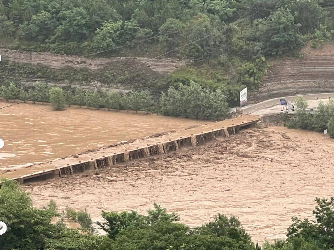甘肃宁县久旱转雨河道上涨
