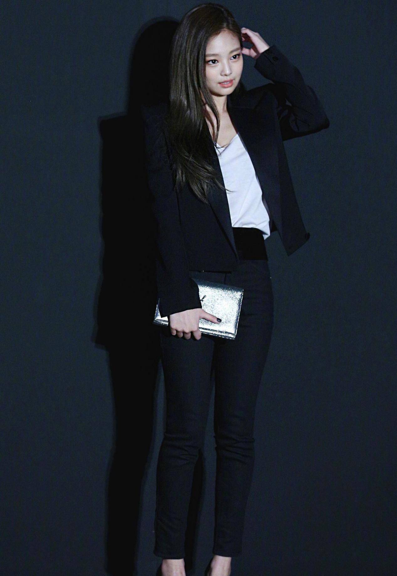 这套西装look是jennie参加活动时的一套穿搭,相比刚刚那身西装搭配的