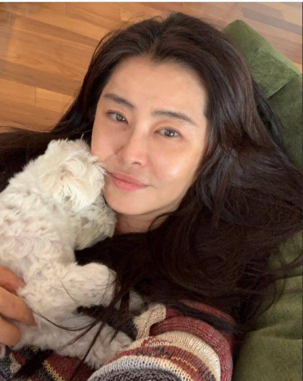 54岁王祖贤自信晒素颜照,法令纹尽显老态,发量却依旧是佼佼者_女神