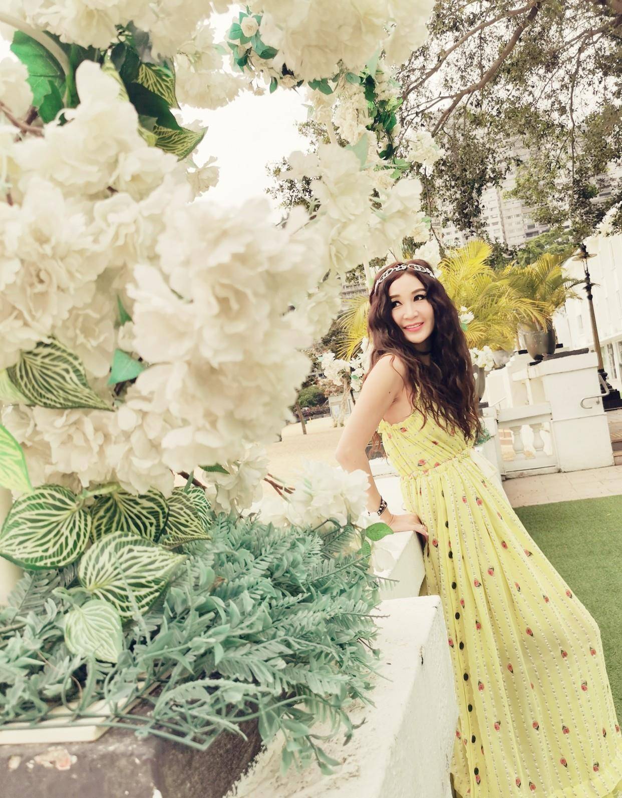 温碧霞美丽得真好,穿抹身材红裙配泡面卷,看不出已经53岁_连衣裙_时尚