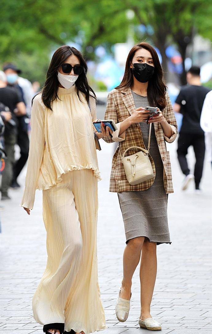 原创街拍重返时尚街区逛街的美女服饰搭配更精致