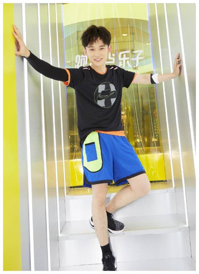 董子健穿短裤不算什么,重点在腿上,细到女生看了都会羡慕吧?