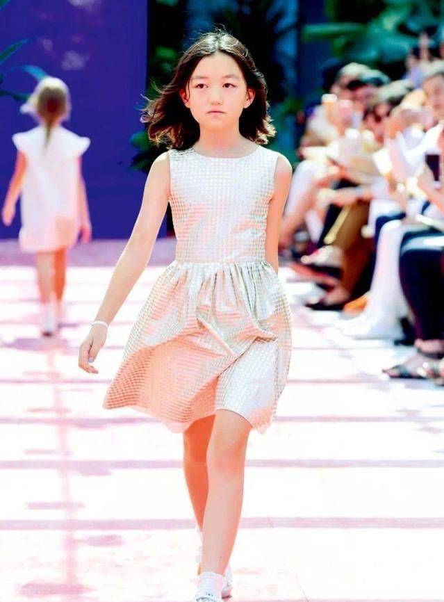 原创             李嫣机场玩下衣失踪，14岁就拥有大长腿，跟王菲一样时尚感满分