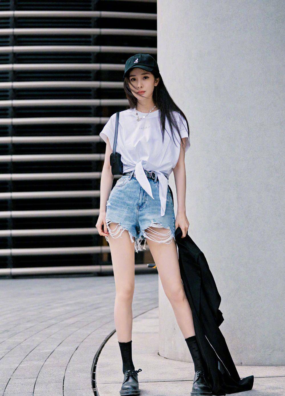 大幂幂近照曝光分手后依旧保持火辣身材一身黑色西装冷艳霸气