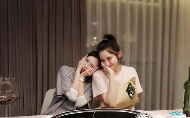 江疏影与娜扎小聚,心情大好自夸很美,娜扎3个细节表现出很懂事