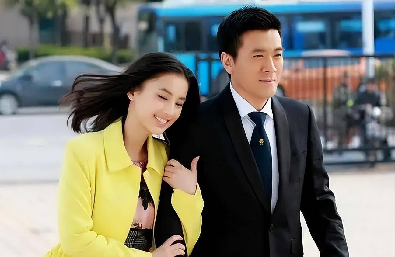 黄也留下了她高贵而富有的妻子身份,陪着他来到直播室,并愿意担任丈夫