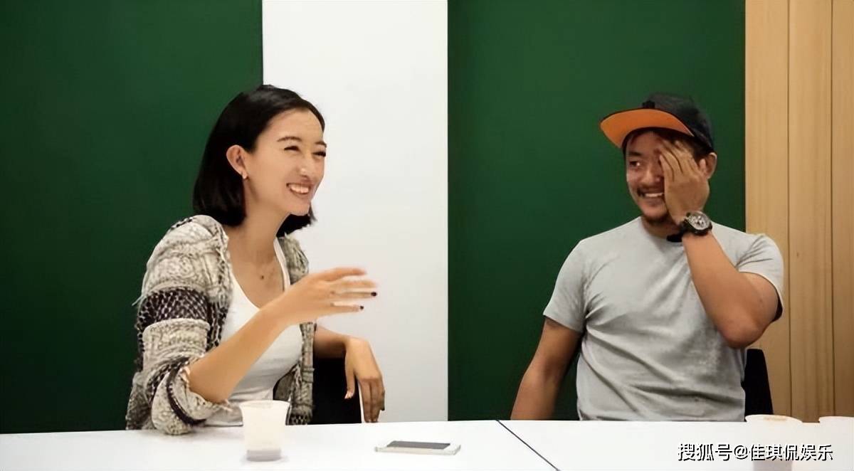 为了不打扰老公的雅兴,吴静一二话不说就放下了手头上的工作,与陈翰宾