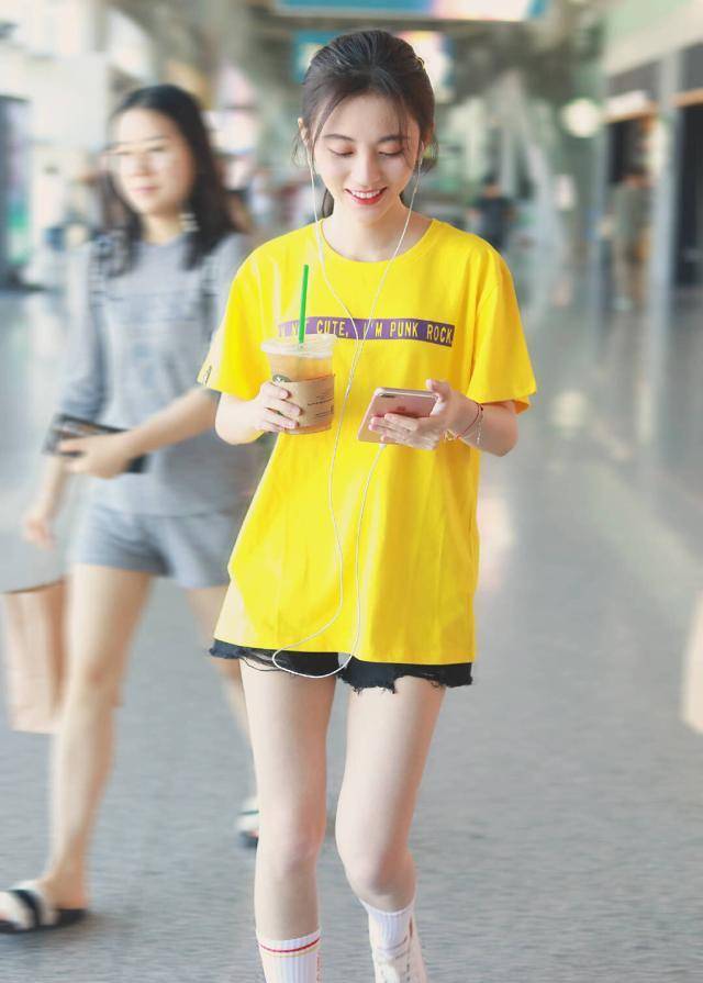 鞠婧祎就是这么一个特别喜欢穿中筒袜子的小姐姐他