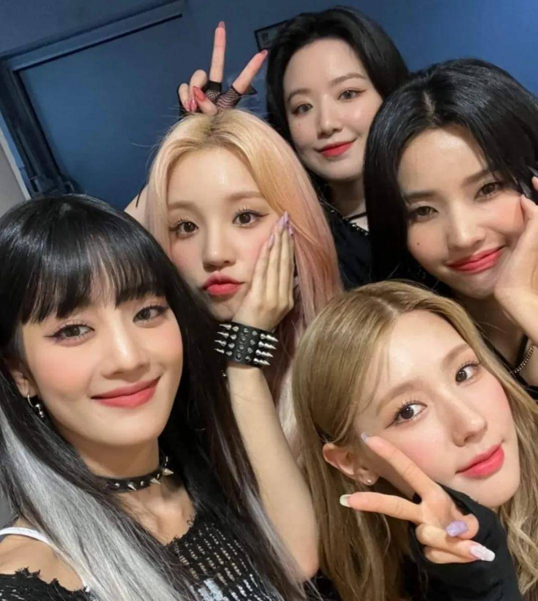 近日该女子组合的队长soyeon田小娟因加入"underboob"时尚潮流而成为