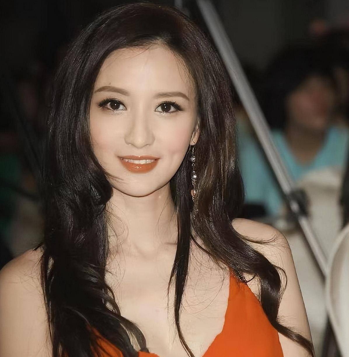 原创41岁张萌带富豪老公聚餐同框不像同辈人热情和人打招呼没架子