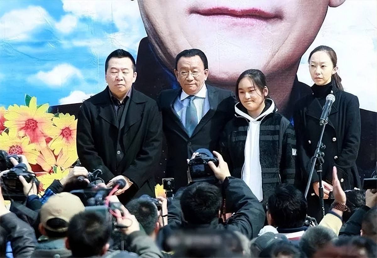 2011年,侯耀文骨灰安放仪式_侯赞_侯耀华_遗产