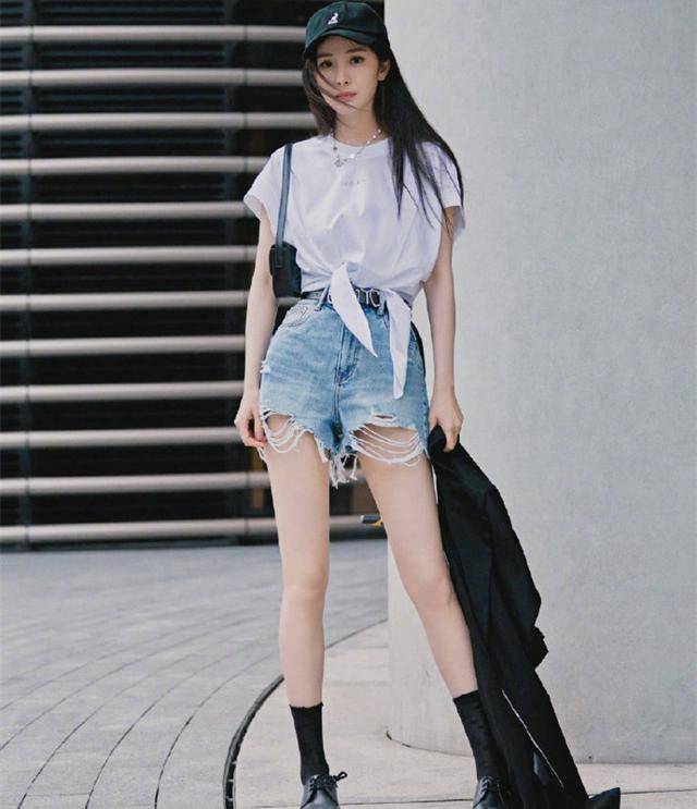 原创女明星穿热裤长腿太圈粉还学00后塞衣角阿姨辈时髦起来真敢穿