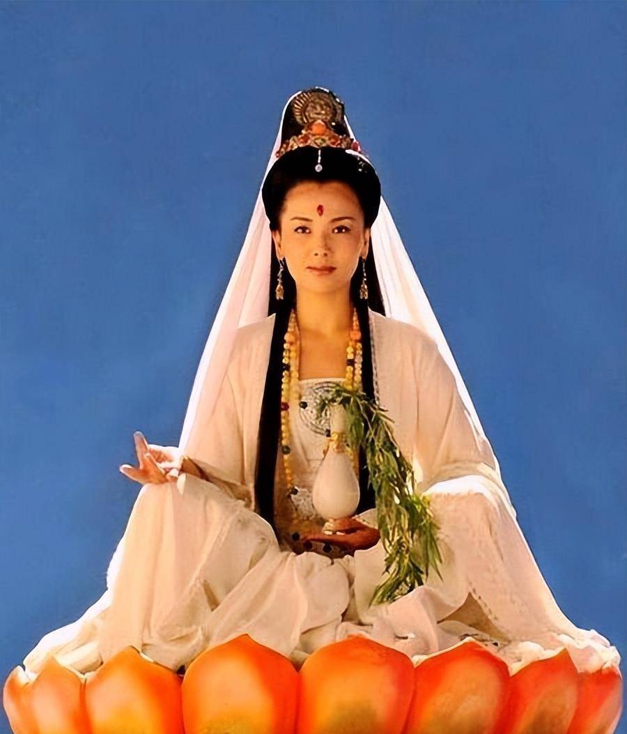 大玢这一身飘飘仙气,会不会让天气转阴为晴,没想到轮到拍观音的戏份时