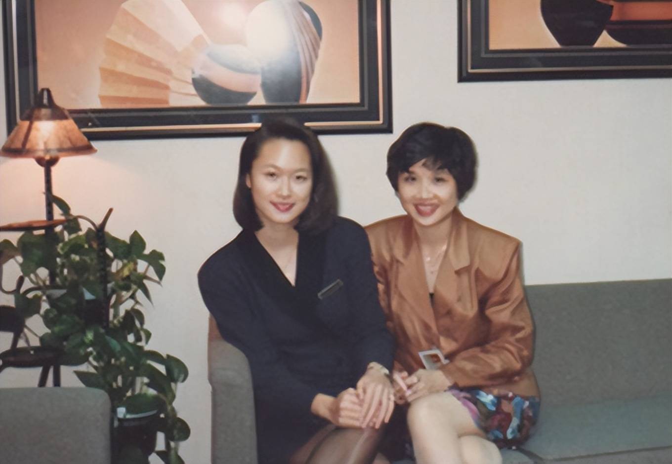 原创长孙皇后童爱玲罕露面49岁皮肤紧致似少女戴金表尽显阔气