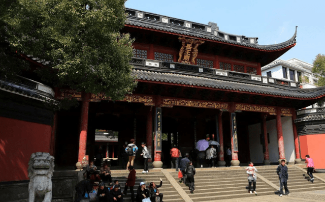 藏在西湖周边的寺庙，始建于南宋时期，两大部分组成，又称岳坟