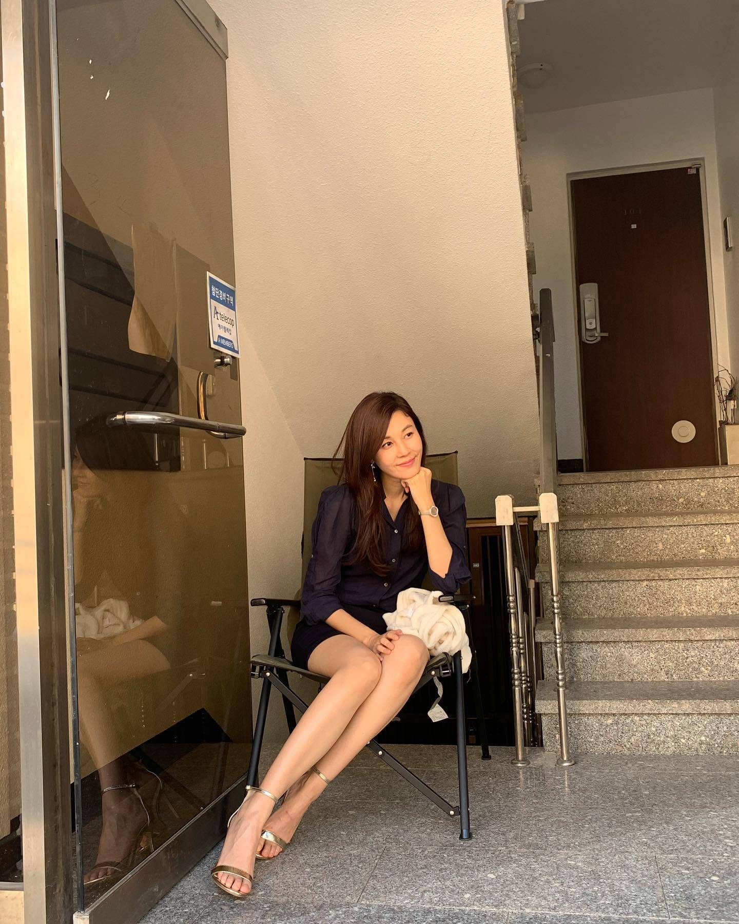 金荷娜晒出多张怼脸自拍引热议状态如同少女一般