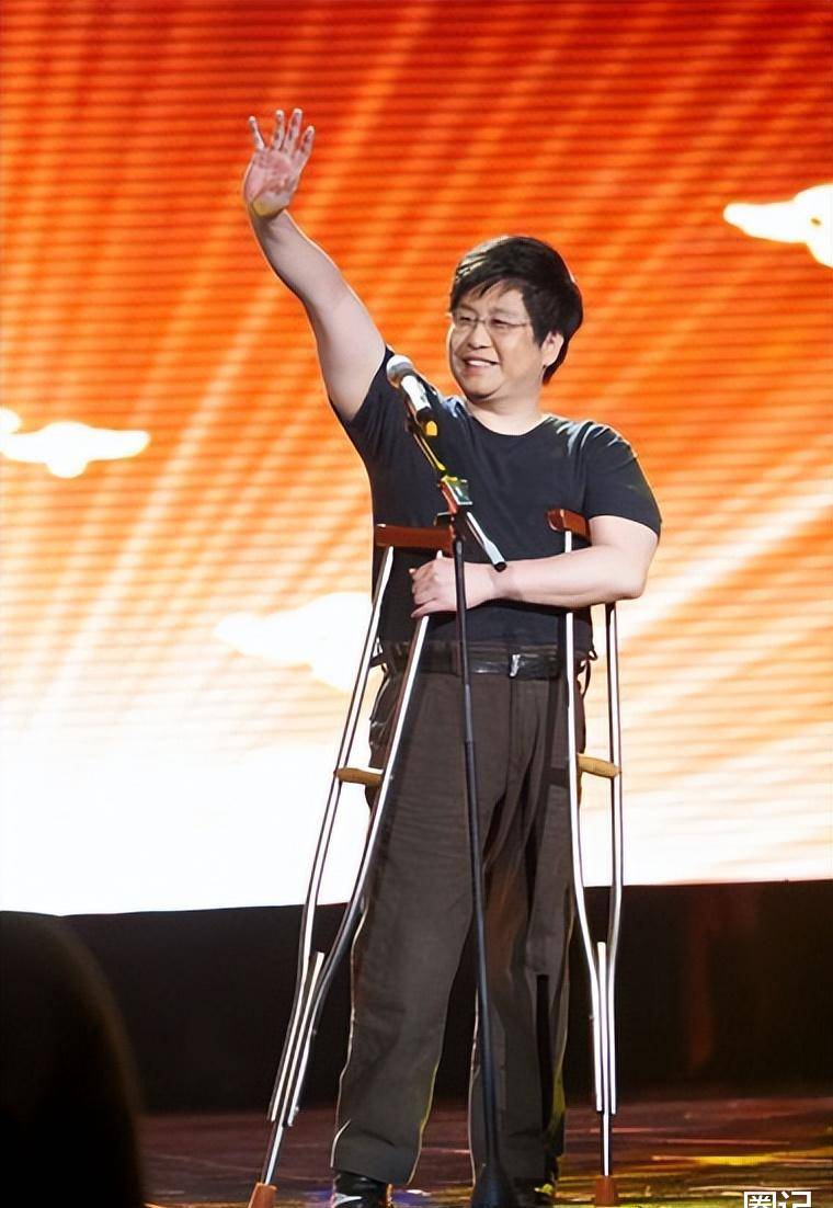 台下不少人都沉浸在歌里面,晚会正式播出时,拄着拐杖的郑智化在演唱前