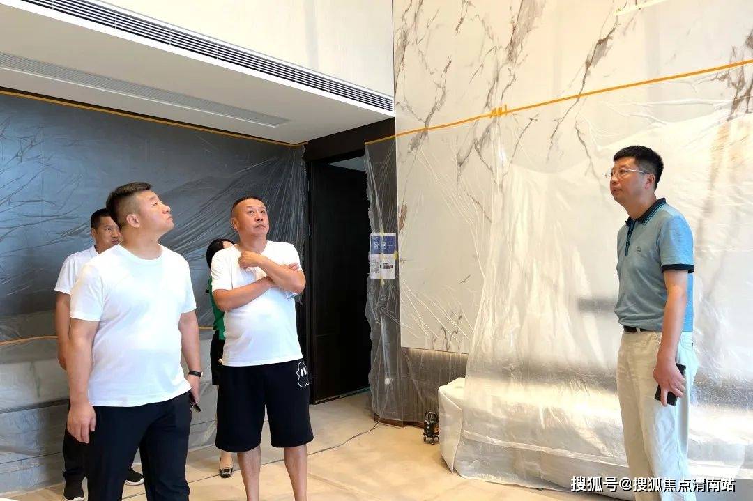 万众集团董事长李五亮先生再度莅临上上玫瑰园施工现场交流指导