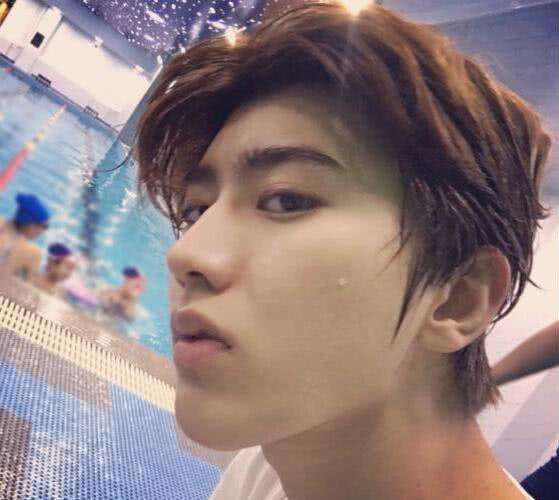 原创有种养眼叫男明星素颜照肖战精致易烊千玺清秀王源让人认不出