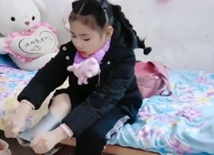 原创姐姐回家脱掉假肢弟弟贴心送上暖宝宝获高赞网友乐观又坚强