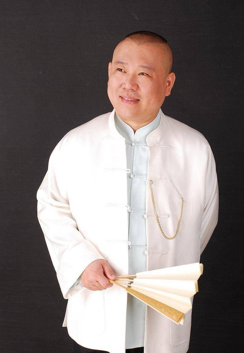 侯耀文,郭德纲的师傅,莫过于最了解他的人,曾经说过:一路走来很多坎坷