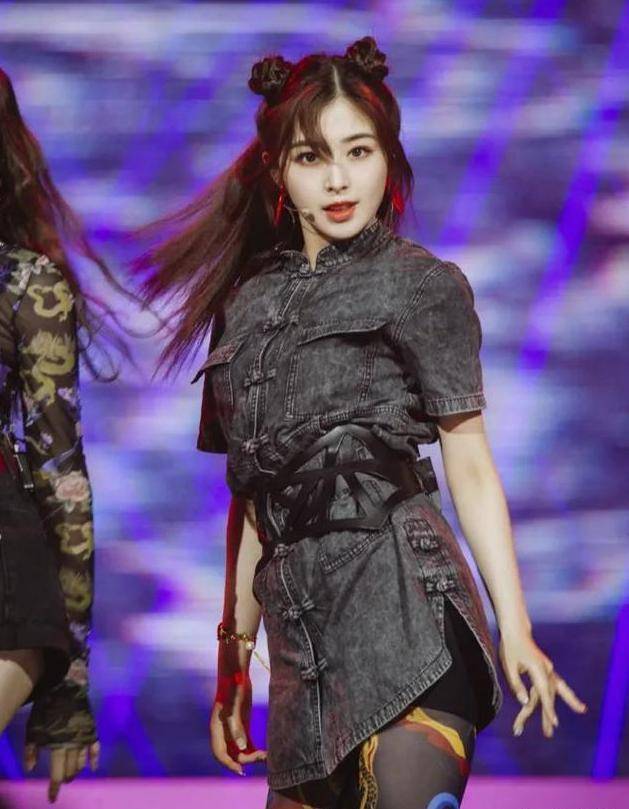 原创被张含韵国潮装扮惊艳了不在酸酸甜甜从此乘风破浪美翻了