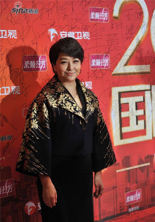 江珊红毯造型真洋气,穿黑上衣搭"斑马纹"长裙,气质优雅又大方_显得