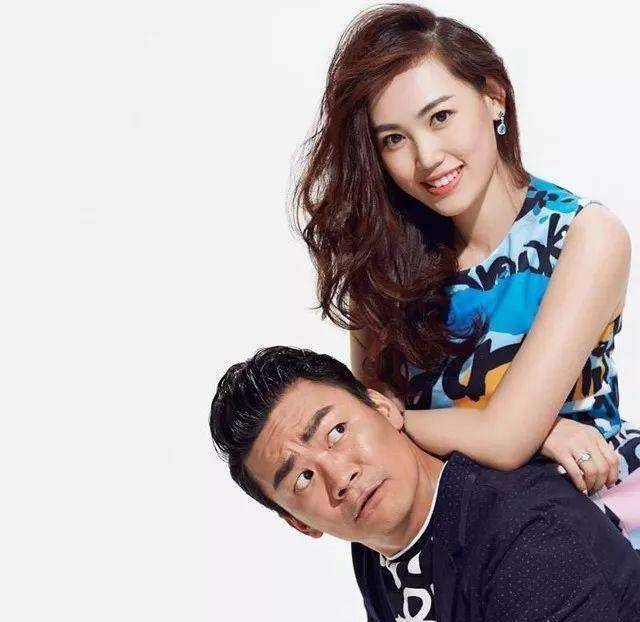 王宝强和女友冯青深夜回家.这两个人自从分开以来似乎一直在一起.