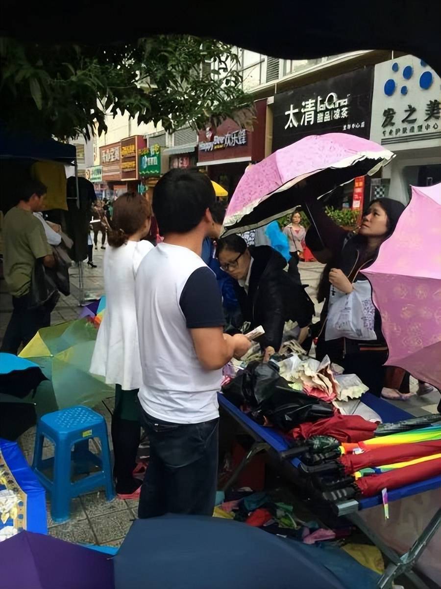 撕下大学生面子摆摊卖伞